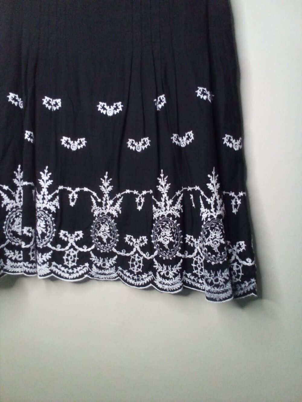 New Directions Skirt Women M Crochet Scallop Hem Lined Black White - Picture 6 of 13